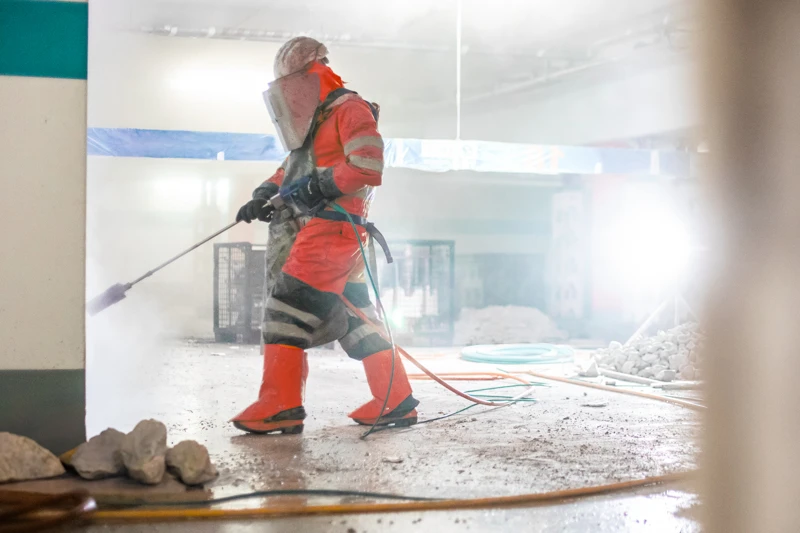Ein Mitarbeiter von Resintech GmbH arbeitet mit Höchstdruckwasserstrahlen mit einer sogenannten Handlanze.